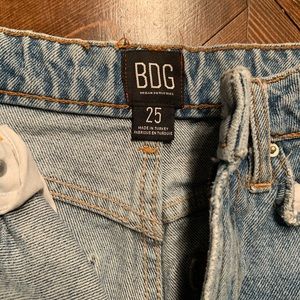BDG MOM HIGH RISE BOOTCUT JEANS
